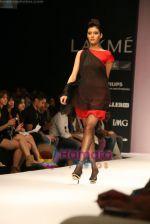 Model walks the ramp for Arjun Show at Lakme Winter fashion week day 4 on 20th Sept 2010 (48).JPG